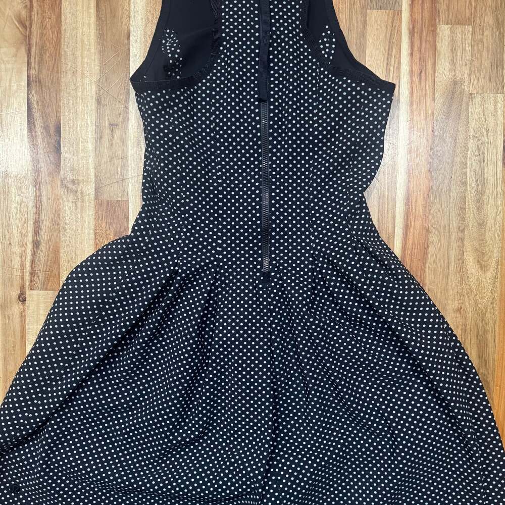 lululemon athletica - Picture 4 of 6